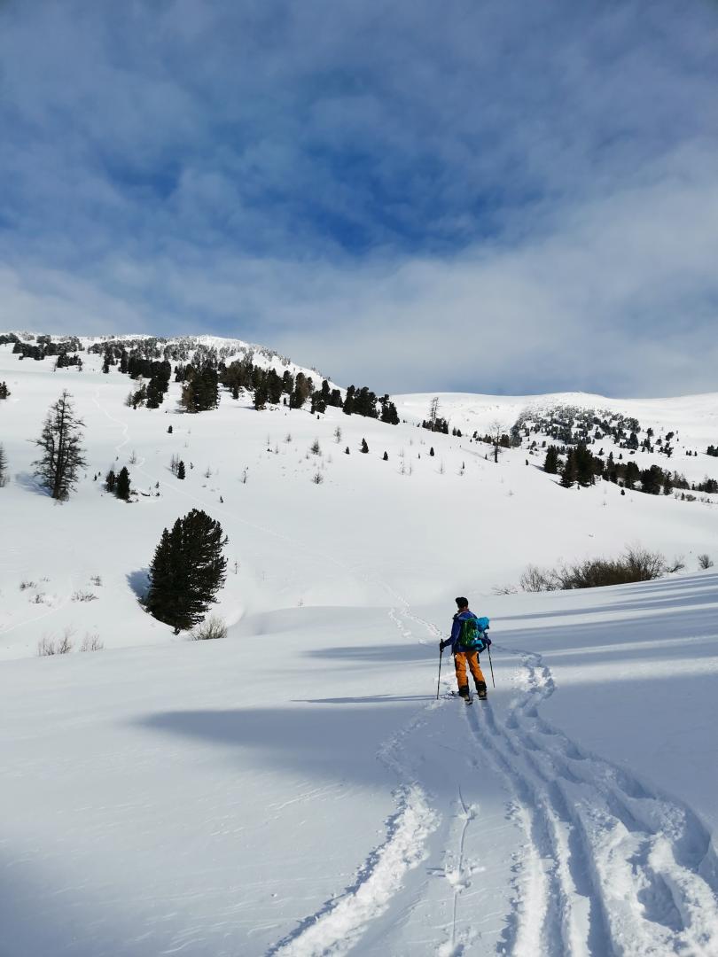 Лесби оның сиськи қарсы ысқылайды